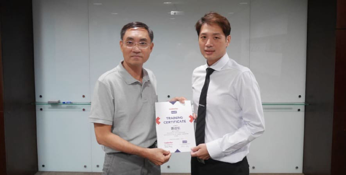 領導力企管舉辦 QC080000：2017內稽課程，由資深顧問師陳信宏（圖右），頒發《QC080000內部稽核員證書》。