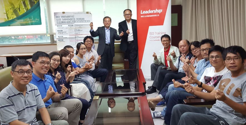 領導力企管舉辦 ISO 9001：2015和 IATF 16949:2016 主稽課程，課程講師張維鈞（圖中）與大家合影。