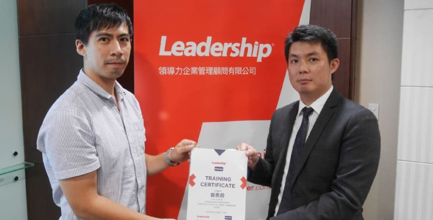 領導力企管舉辦ISO22000&HACCP內稽課程，由資深顧問師劉家宸（圖右），頒發《ISO 22000＆HACCP內部稽核員證書》