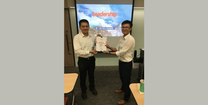 領導力企管舉辦 RBA 責任商業聯盟6.0驗廠實務課程，由資深顧問師蔡秉宏（圖右），頒發《RBA責任商業聯盟6.0驗廠實務課程證書》。