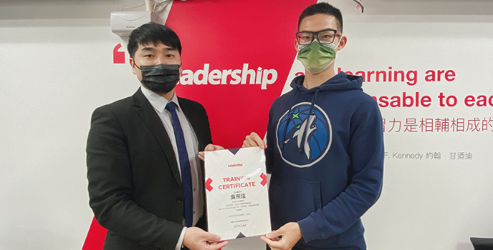 領導力企管舉辦ISO 14001：2015內稽課程，由顧問師蕭百淳（圖左），頒發《ISO 14001內部稽核員證書》。