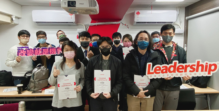 領導力企管舉辦ISO 14001：2015內稽課程，由顧問師蕭百淳與大家合影。