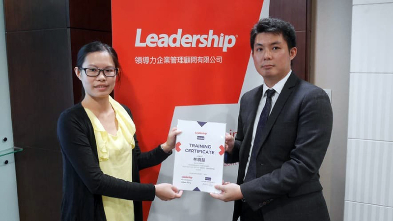領導力企管舉辦ISO22000&HACCP內稽課程，由資深顧問師劉家宸（圖右），頒發《ISO 22000＆HACCP內部稽核員證書》