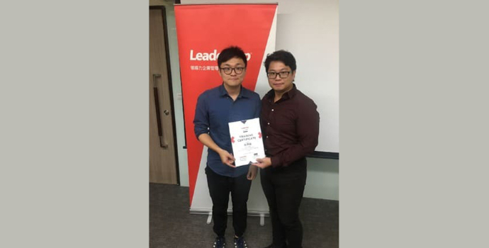 領導力企管舉辦ISO22000&HACCP內稽課程，由資深顧問師朱峰成（圖右），頒發《ISO 22000＆HACCP內部稽核員證書》。